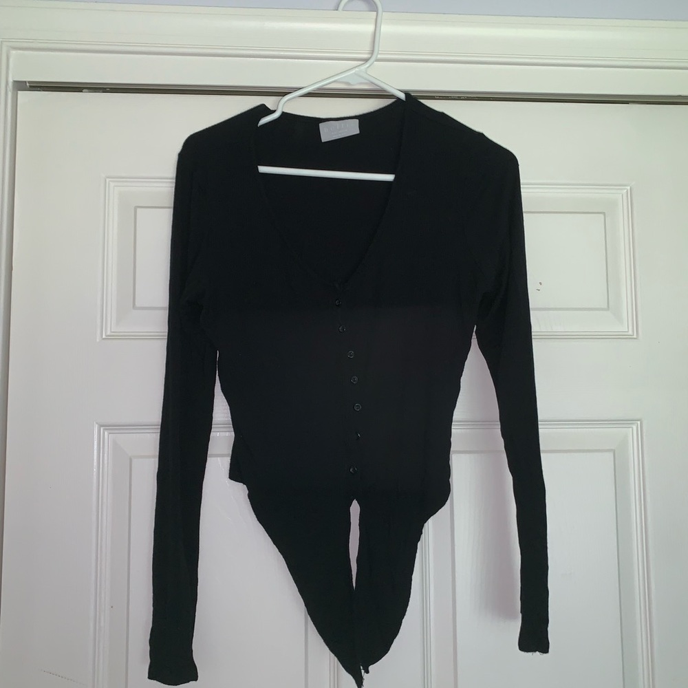 black long sleeve crop top